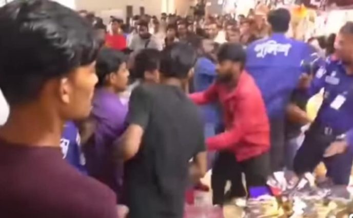 আন্তর্জাতিক বাণিজ্য মেলায়  দুই  গ্রুপের সংঘর্ষ