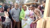 আড়াইহাজারে ৩১ দফা বাস্তবায়নে মহিলা দলের লিফলেট বিতরণ