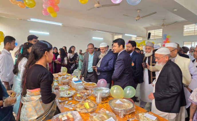 রূপগঞ্জে প্রগতি উচ্চ বিদ্যালয়ে নবীন বরণ পিঠা উৎসব অনুষ্ঠিত