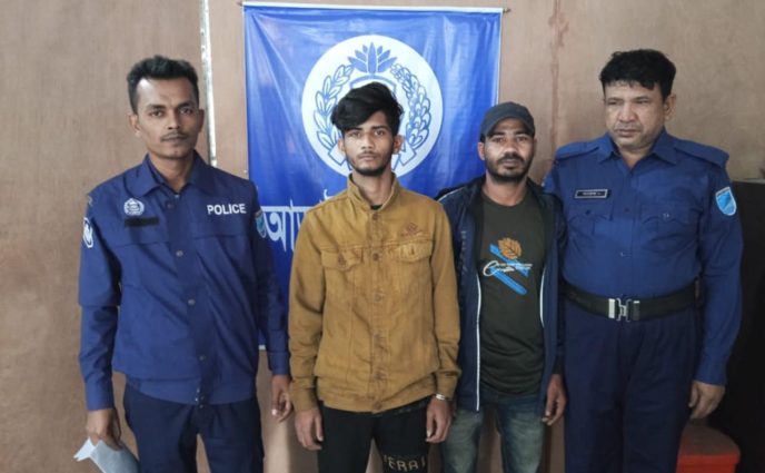 আড়াইহাজারে ৫ ডাকাতকে গণপিটুনী দিয়ে পুলিশে সোপর্দ, গ্রেপ্তার আরো ২