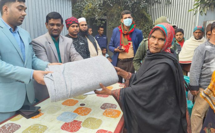 আড়াইহাজারের শীতার্তদের   মাঝে কম্বল বিতরণ