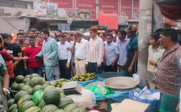 আড়াইহাজার বাজারকে  যানজট মুক্ত করতে যৌথ অভিযান