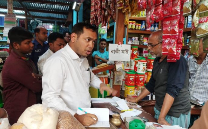 আড়াইহাজারে ভ্রাম্যমান আদালতের অভিযান, দোকানীর অর্থদন্ড 