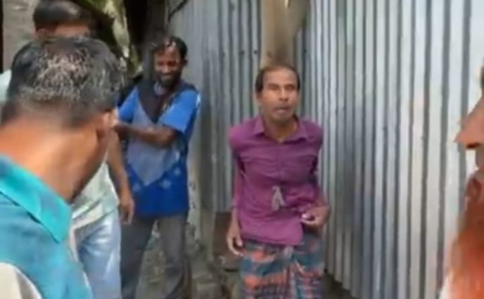 আড়াইহাজারে দুই বছরের শিশু ভাতিজিকে ধর্ষণের অভিযোগে চাচাকে গণপিটুনী দিয়ে পুলিশে সোপর্দ, থানায় মামলা