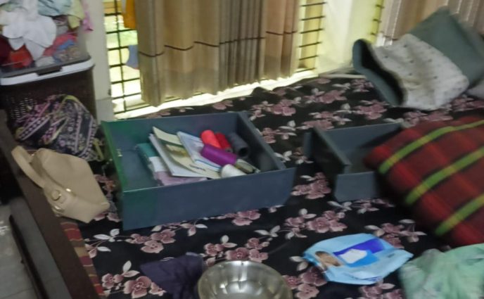 আড়াইহাজারে পুলিশ পরিচয়ে  ডাকাতি,  অর্ধ কোটি টাকার মালামাল লুট