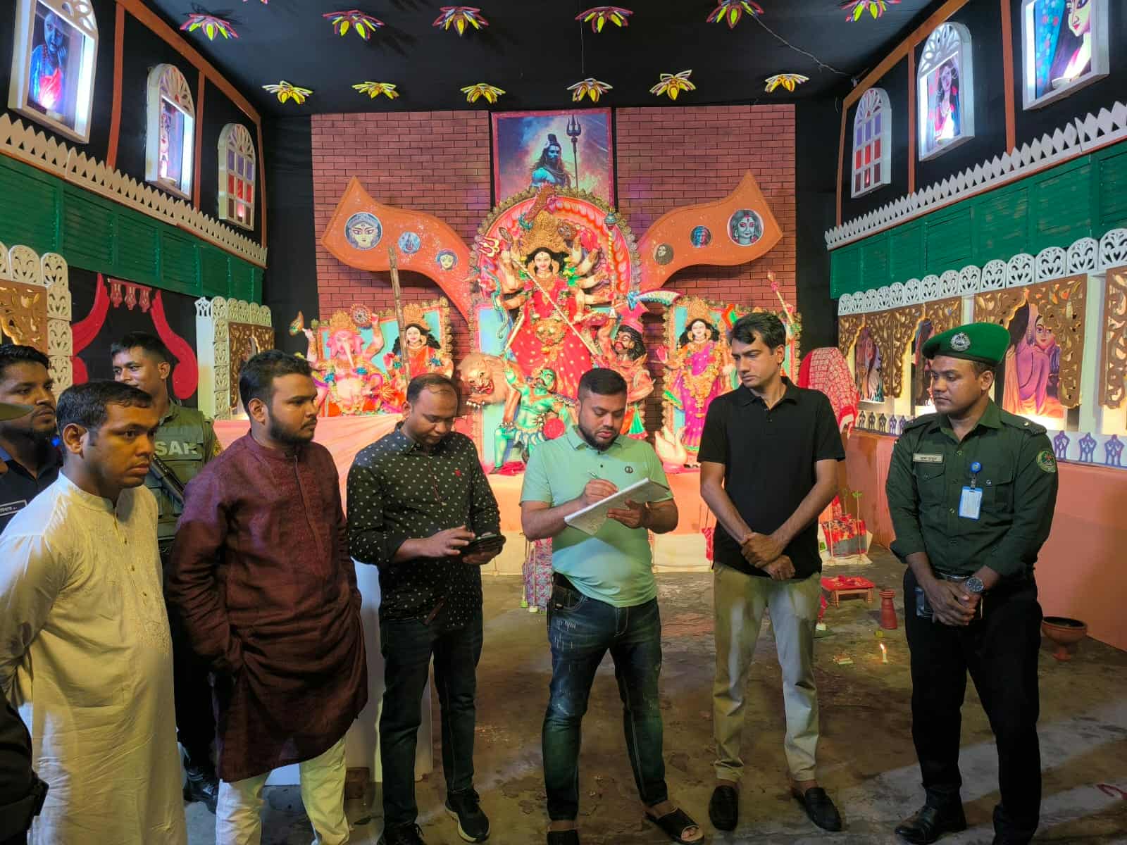 আড়াইহাজারে রাতভর পূজা মন্ডপে ইউএনওর নির্ঘুম তদারকি