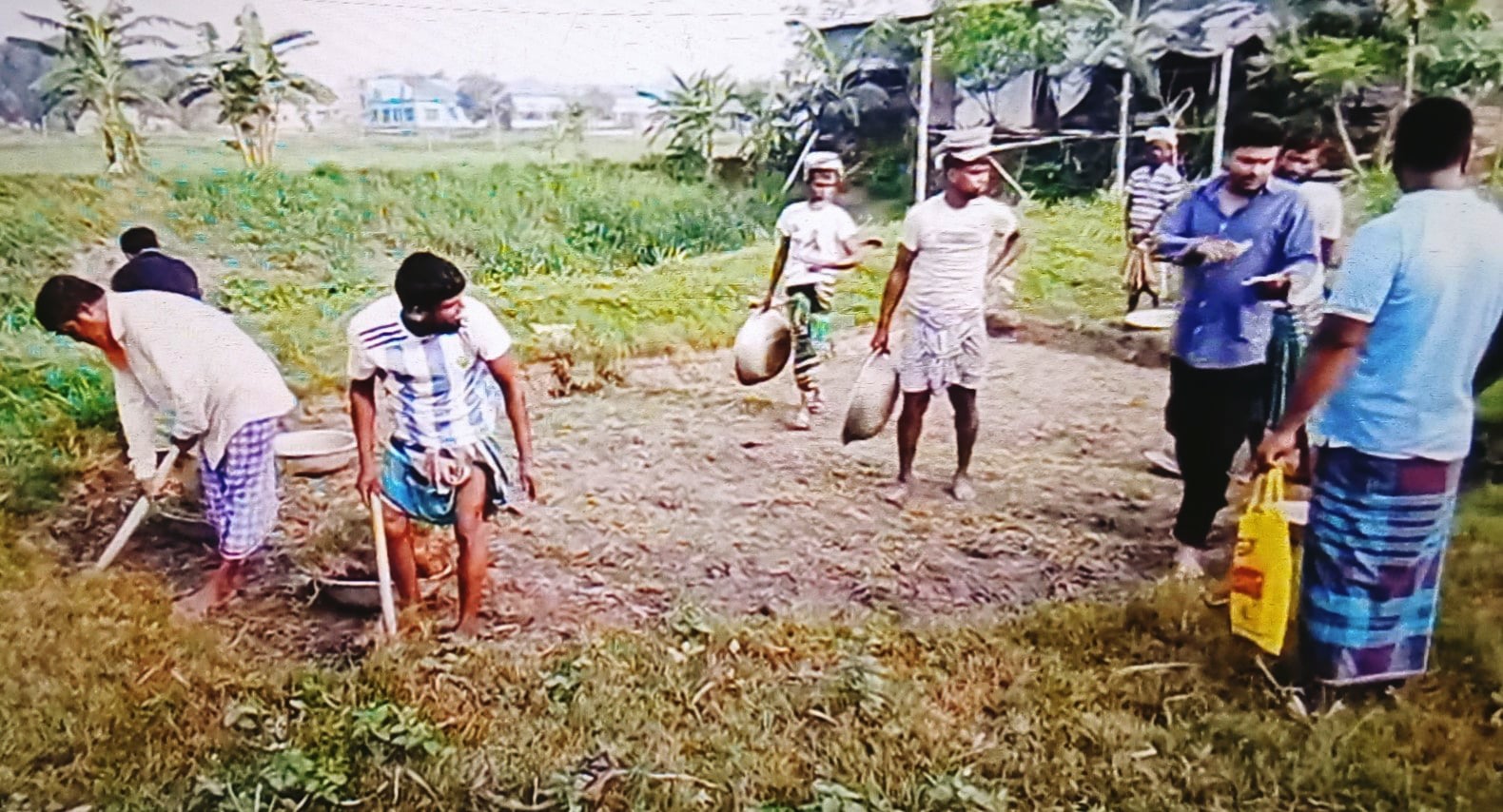 আড়াইহাজারে অন্যের জমি থেকে জোর পূর্বক মাটি কেটে নিয়ে জবরদখল করার চেষ্টা, থানায় অভিযোগ!