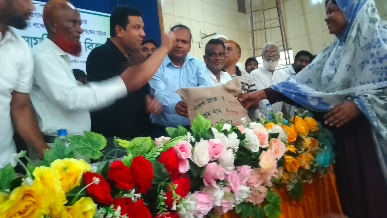 আড়াইহাজারে ২ হাজার কৃষকের মাঝে উফশী রোপা আউশ বীজ ও সার বিতরণ উদ্বোধন