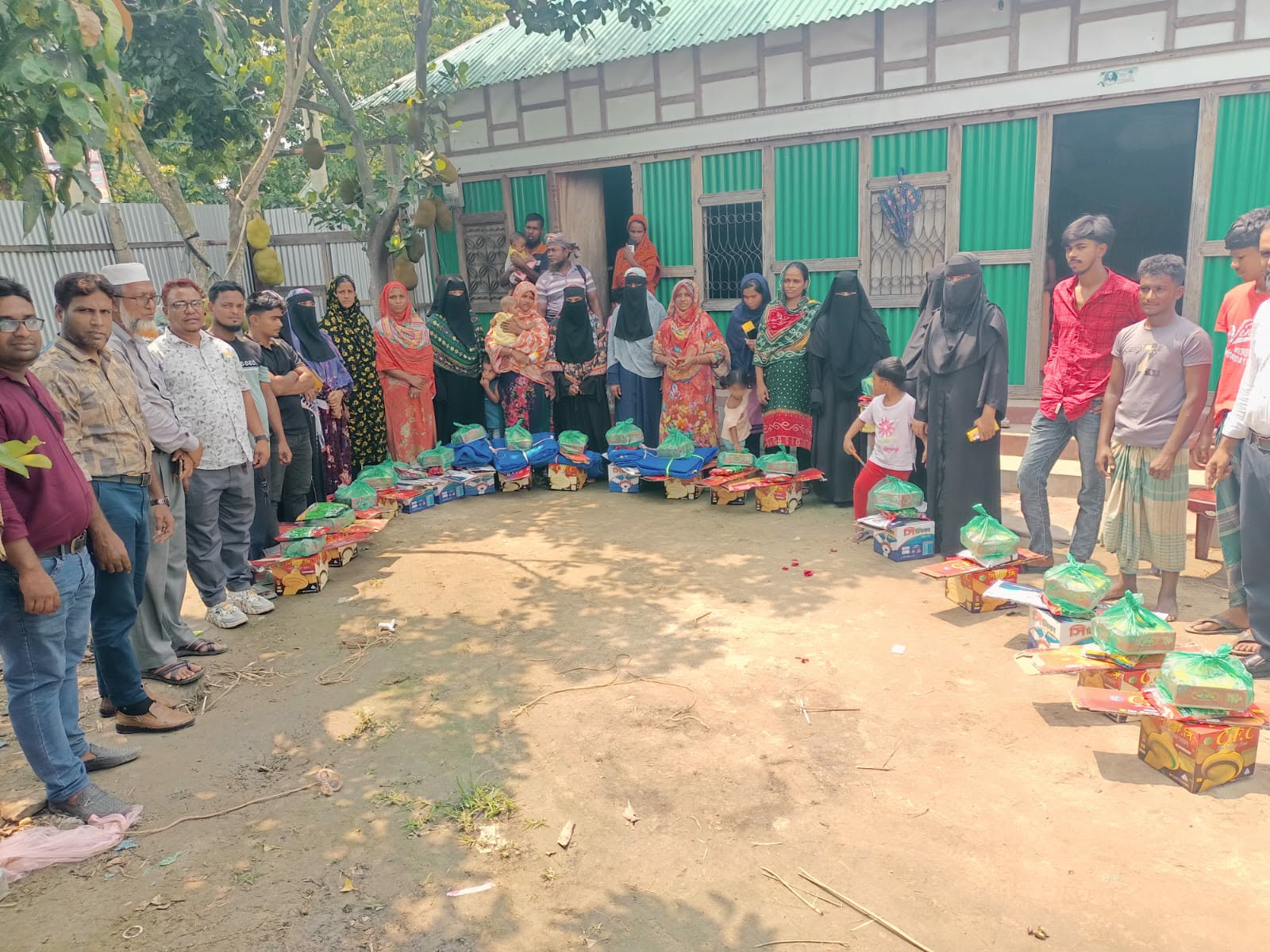 সোনারগাঁওয়ে ব্র্যাকের উদ্যোগে খামারীদের মাঝে উপকরণ বিতরণ