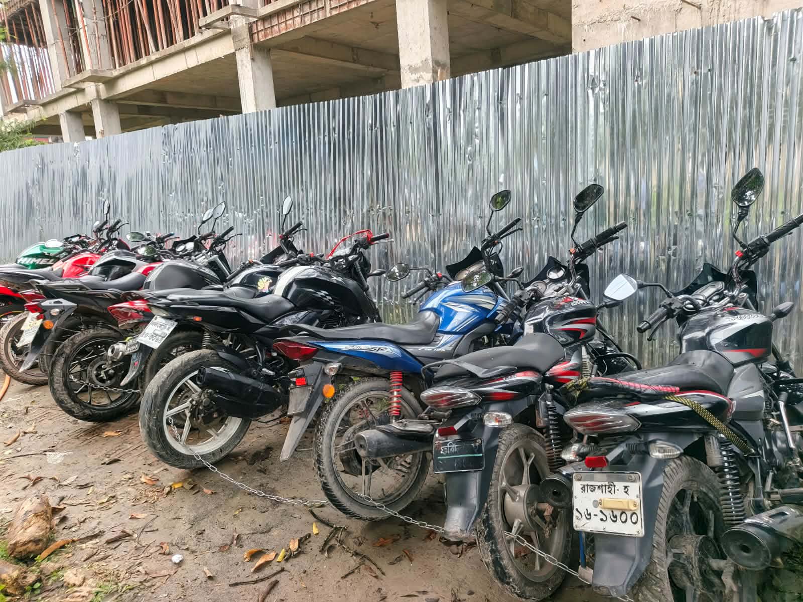 আড়াইহাজারে ট্রাফিক পুলিশের অভিযান ১২ বাইক আটক
