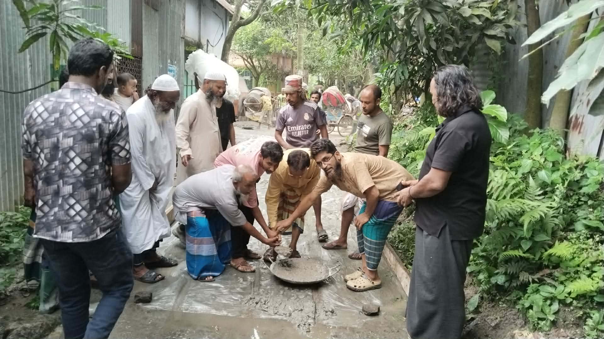 দৈনিক নারায়ণগঞ্জের ডাকে সংবাদ প্রকাশের পর উদ্যোগ, রূপগঞ্জে ভাঙা সড়ক মেরামত করলেন স্বেচ্ছাসেবক দল নেতা সবুজ মিয়া