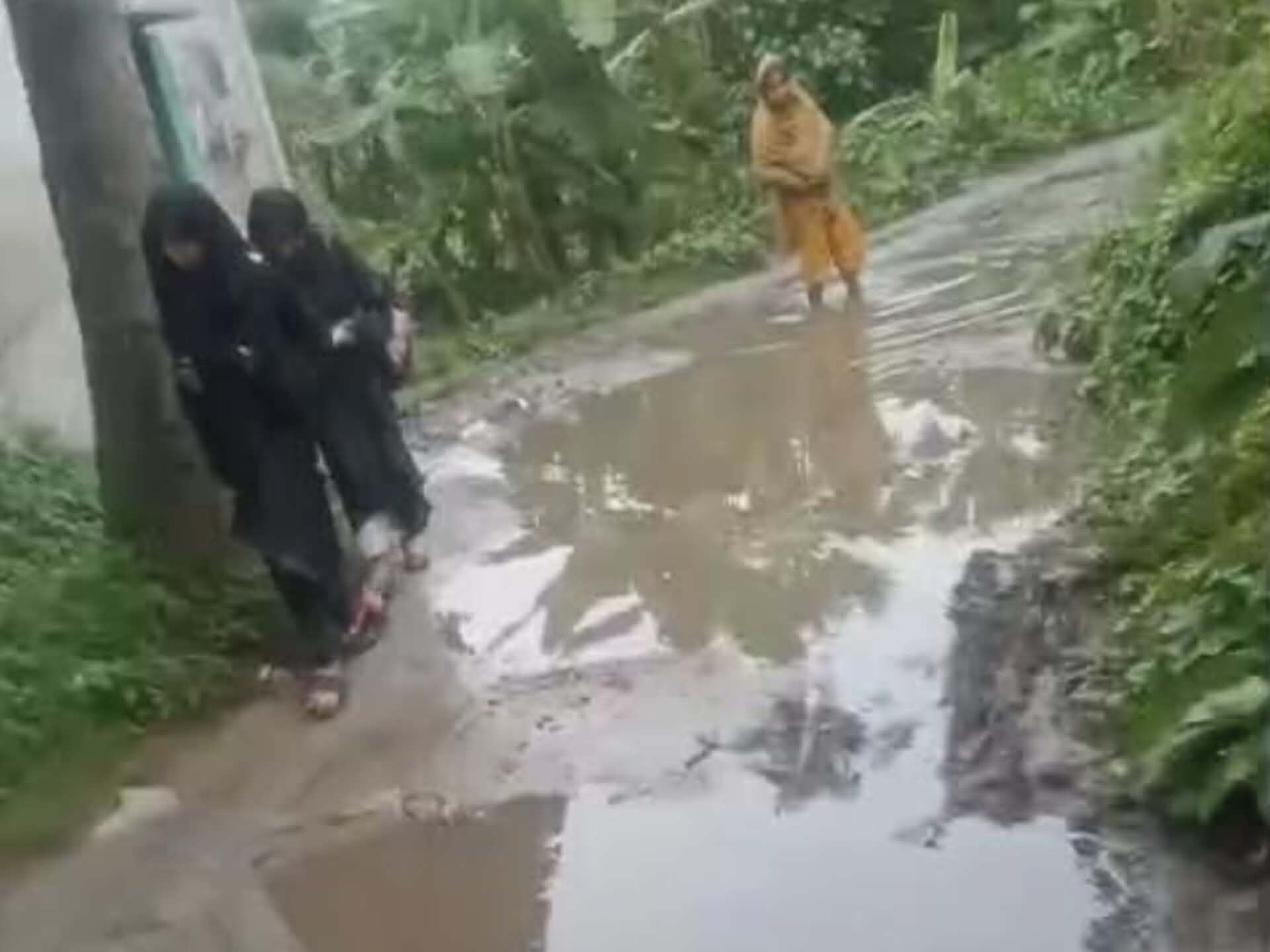 কাঞ্চন পৌরসভার ৯ নং ওয়ার্ডে বেহাল সড়ক, দুর্ভোগে হাজারো মানুষ