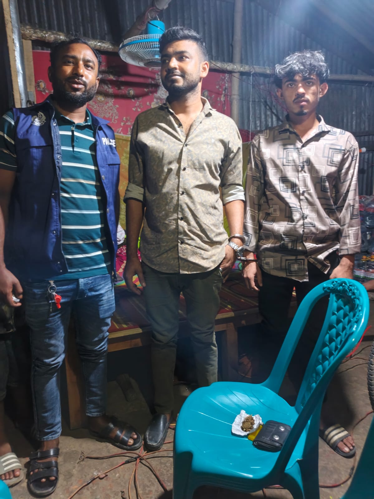 আড়াইহাজারে গাঁজাসহ পুলিশের ২ সোর্সকে আটক করল জনতা