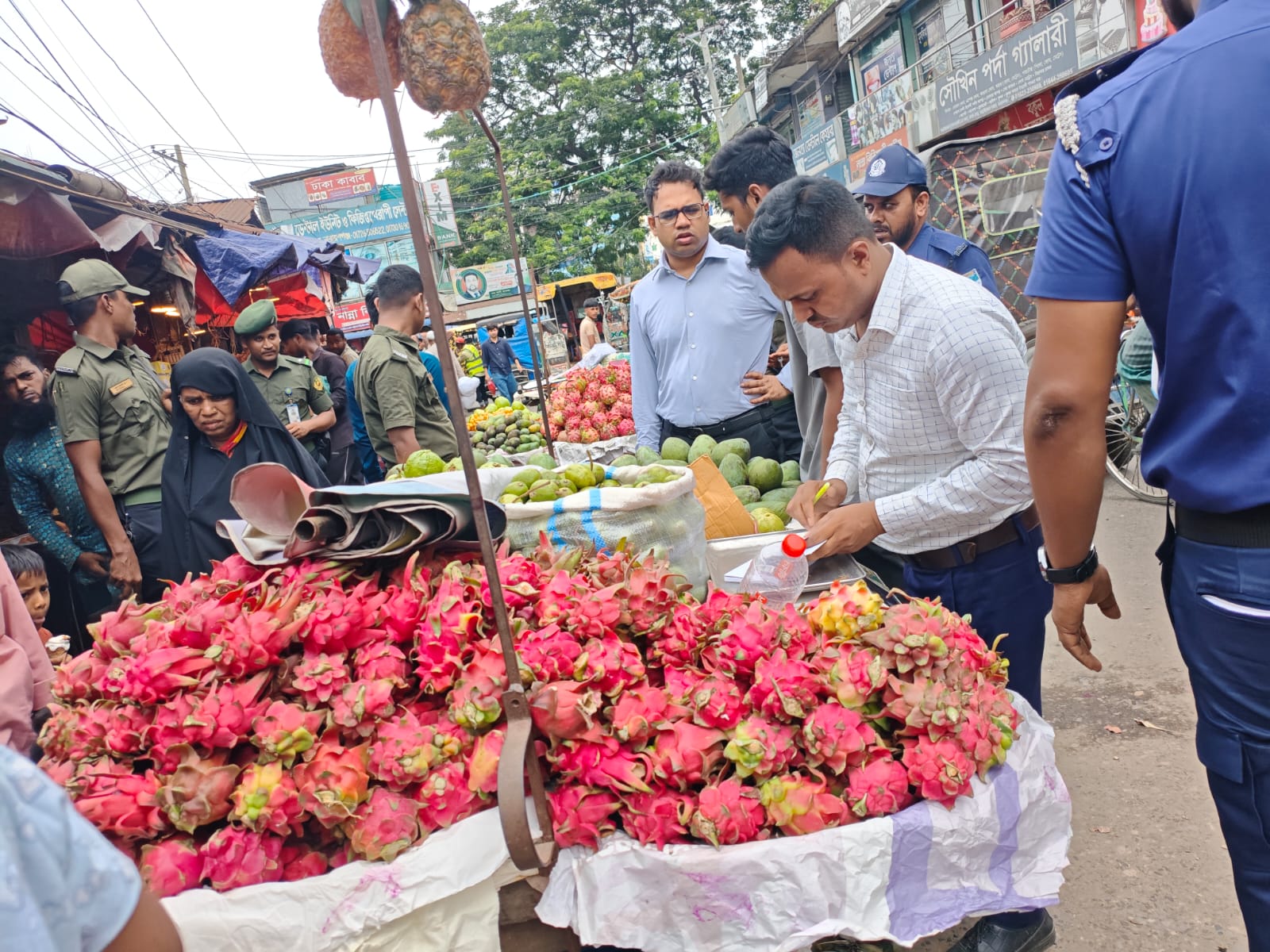 আড়াইহাজার বাজারে ভ্রাম্যমাণ আদালতের অভিযান, ৫ দোকানিকে জরিমানা