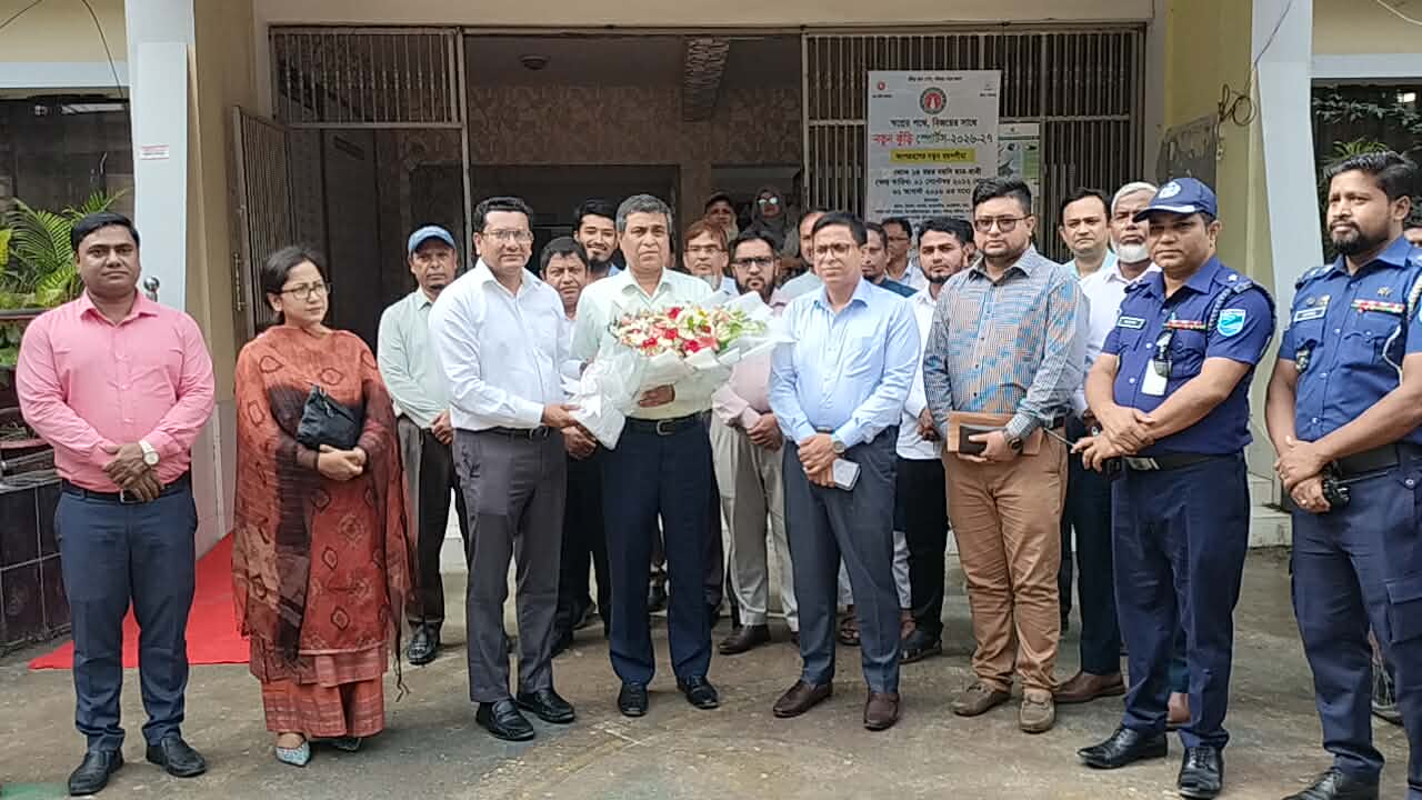 সোনারগাঁওয়ে উন্নয়নমূলক কার্যক্রম পরিদর্শনে ঢাকা বিভাগীয় কমিশনার 