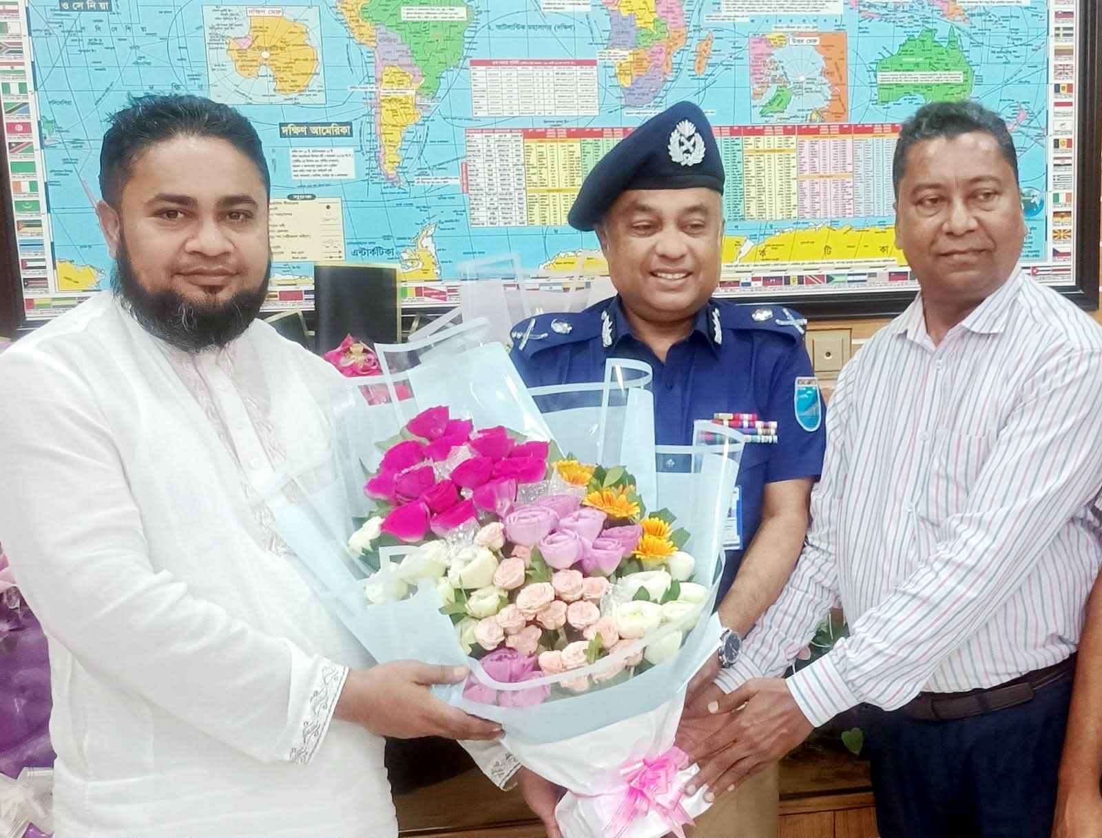 লক্ষ্মীপুরের কৃতি সন্তান ইকবাল হোসেন অতিরিক্ত আইজিপি পদে পদোন্নতি পাওয়ায় যুবদল নেতা কামাল ও নোয়াখালী ফোরামের সৌজন্য সাক্ষাৎ