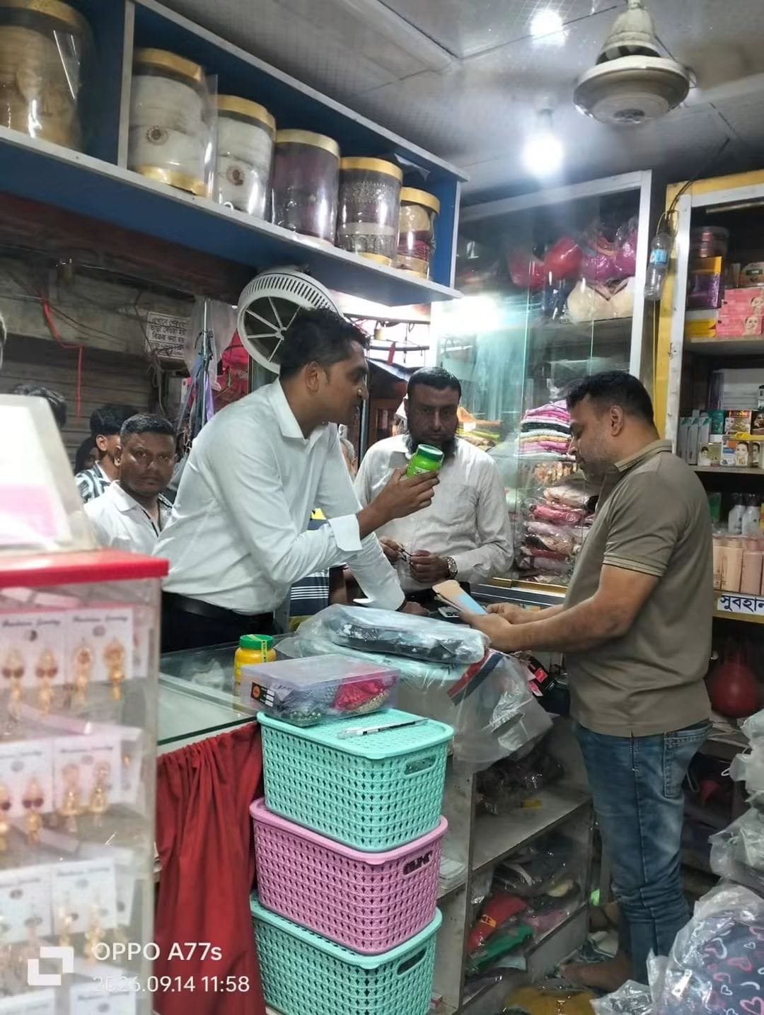 আড়াইহাজারে ট্রেড লাইসেন্স না থাকায়  ৮৯ দোকানিকে জরিমানা