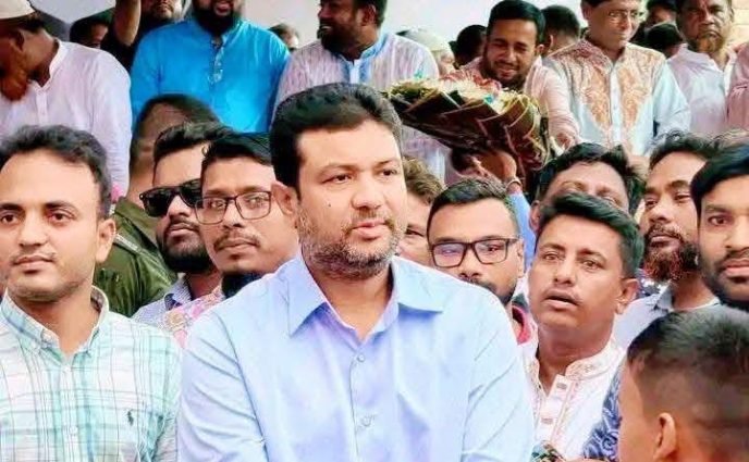 শিক্ষার্থীদের মাঝে উপহার বিতরণ, মাদকের বিরুদ্ধে কঠোর হওয়ার আহ্বান এমপি আজাদের