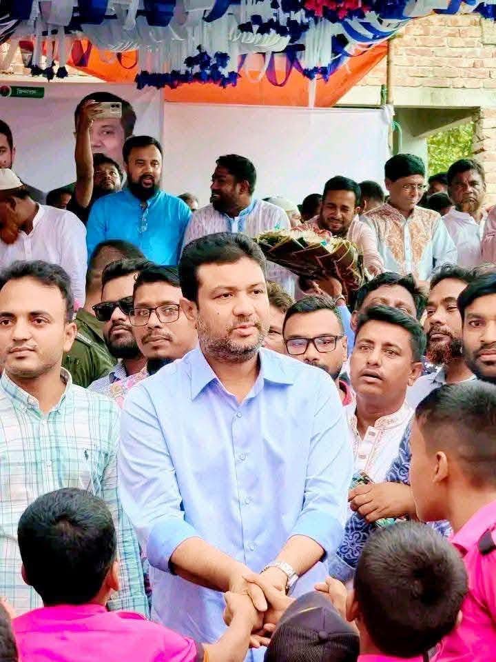 শিক্ষার্থীদের মাঝে উপহার বিতরণ, মাদকের বিরুদ্ধে কঠোর হওয়ার আহ্বান এমপি আজাদের