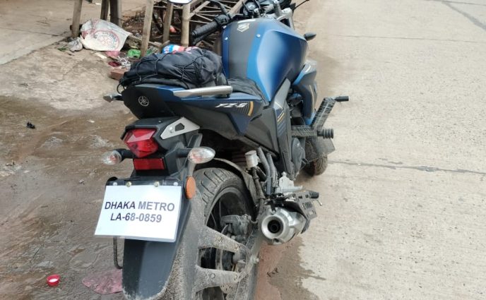 আড়াইহাজারে পুরিন্দায়  রামদা ঠেকিয়ে মোটরসাইকেল  ছিনতাই