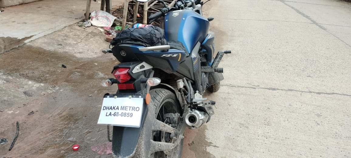 আড়াইহাজারে পুরিন্দায়  রামদা ঠেকিয়ে মোটরসাইকেল  ছিনতাই