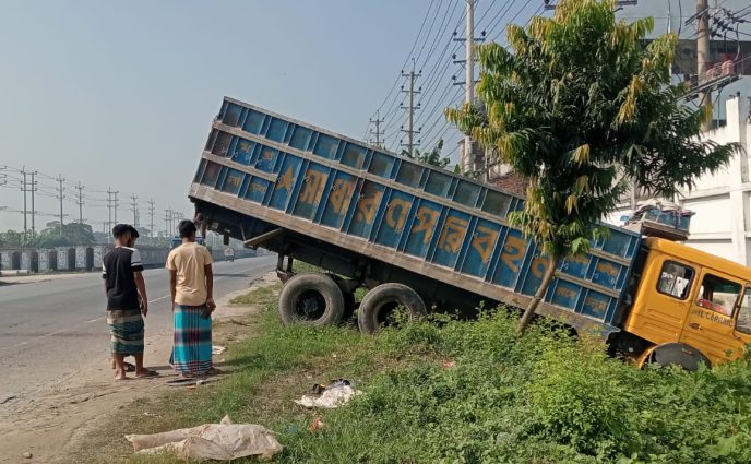 আড়াইহাজারে ট্রাক-অটোরিকশা সংঘর্ষে নিহত ১, আহত অন্তত ৬