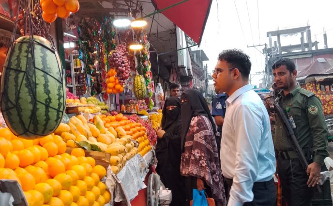 আড়াইহাজার বাজারে চার দোকানিকে জরিমানা